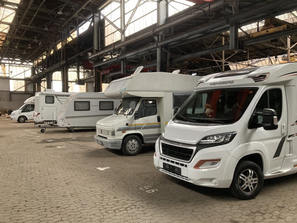 Innenansicht Stellplatz Wohnmobil, Wohnwagen in einer Halle in 56598 Rheinbrohl